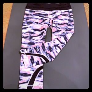 Lululemon pink camo run crop